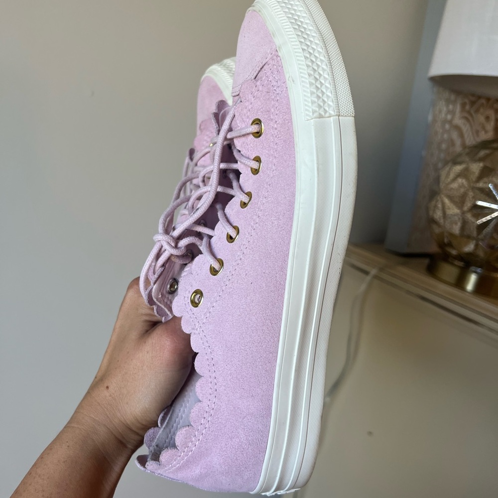 Women’s converse low top suede shoes. 9.5 - Picture 2 of 6